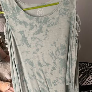 Super cute ripped shoulder shirt